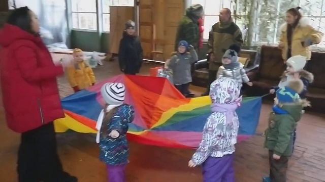 Игра "Разноцветный парашют для детей". смотреть онлайн