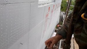 Как быстро и качественно утеплить дом. Наносим насечки на пенополистирол и крепим сетку.