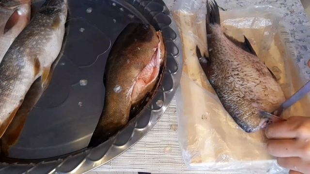 Как чистить рыбу/Как очистить рыбу от чешуи .Рыба чистить. смотреть онлайн