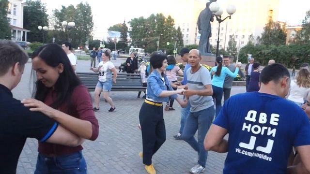 Танцы на Театральной площади г. Сыктывкара 29.07.2018 - 17 - La Vida Es Un Carnaval - Celia Cruz смотреть онлайн