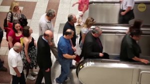 Почему поручни эскалатора двигаются быстрее ступенек