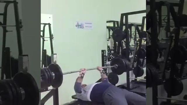 Жим штанги лёжа узким хватом - 125кг на 5 повт, спортсмену - 60 лет, собственный вес атлета 80 кг смотреть онлайн