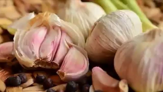 Тело может стать здоровее! Попробуй Употреблять 6 ЖАРЕНЫХ ДОЛЕК ЧЕСНОКА смотреть онлайн