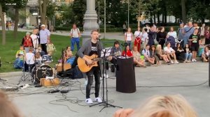 Роман Конограй поёт «Кукушку» Цоя вместе со зрителями, уличный концерт у ВДНХ