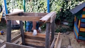 машинка из поддонов для детской площадки