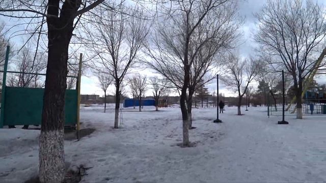 В Майкудуке наступила ВЕСНА! в парке рыхлый снег под колесом обозрения