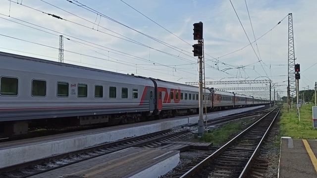 Электровоз ЭП1М-719 с поездом №88 Нижний Новгород—Адлер следует по станции Глубокая смотреть онлайн