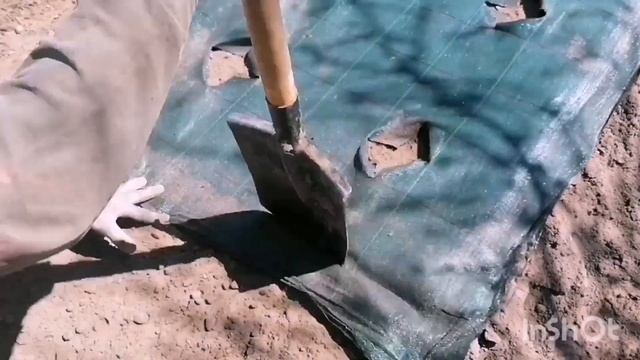 Укладка агроткани на грядку. Простой способ.