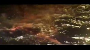 Девушка в натуральной воде