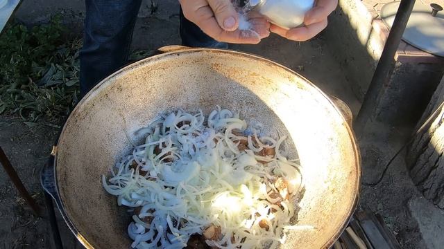 МЯСНОЕ АССОРТИ В БЕЛОМ ВИНЕ В КАЗАНЕ НА СВЕЖЕМ ВОЗДУХЕ смотреть онлайн