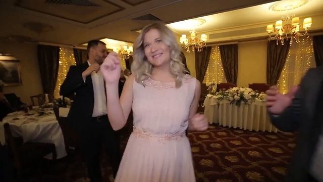 Диджей на свадьбу. Диджей (Москва) с аппаратурой. Диджей на свадьбу недорого.