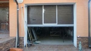 Гаражные подъёмные-секционные ворота с калиткой