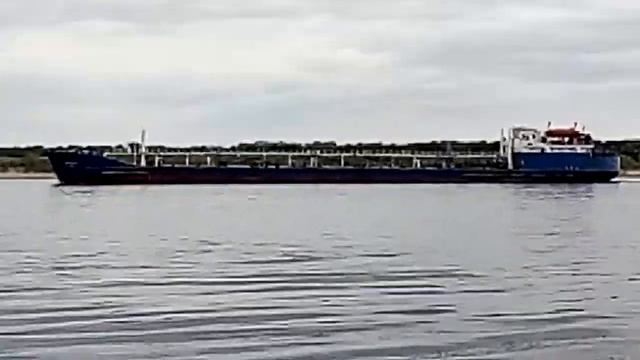 Танкер Волганефть 215 идет по Волге в Волгограде Tanker Volganeft 215 goes along Volga in Volgograd смотреть онлайн