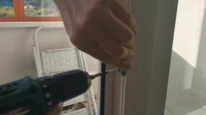 Как установить ручку и стопор в балконную дверь