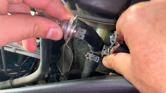 How to Change Headlight Bulb on Mercedes ML350 ML500 W164 | Low Beam Bulb Replacement смотреть онлайн