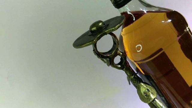 Декор Держатель для бутылки — переноска Дон Кихота из металла смотреть онлайн