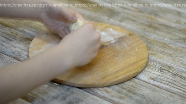 Пирожки с замороженной смородиной. Быстрые пирожки из готового теста со смородиной.