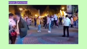 1. Девочка танцуй. Дискотека в парке Горького г. Харькова. Молодежь танцует под диско музыку.