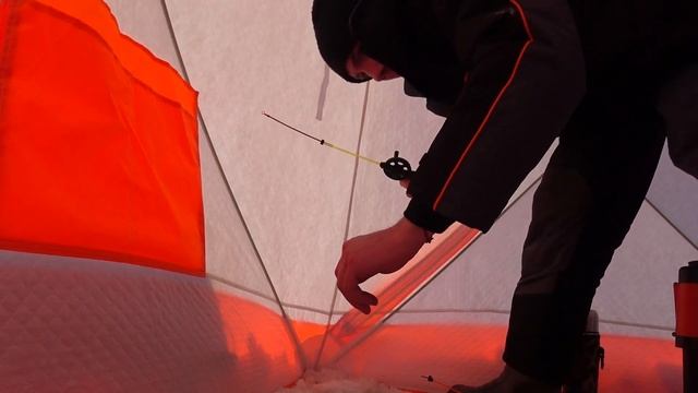 Ловля сига зимой, комфортная рыбалка в палатке с печкой. смотреть онлайн