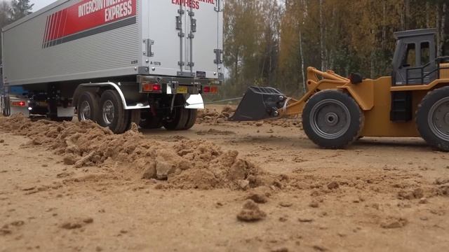 ФРОНТАЛЬНЫМ ПОГРУЗЧИКОМ ВЫТАСКИВАЕМ ФУРУ ... Радиоуправляемые грузовики (RC Tamiya Truck)