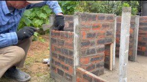 Игрушечный дом из кирпича и бетона