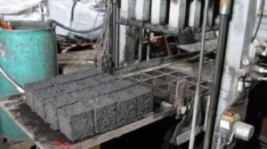 Топливный брикет из угольной крошки бумаги и опилок.