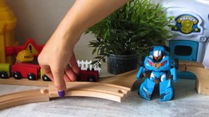 Деревянная железная дорога. Тоботы собирают дорогу. Игрушки для детей