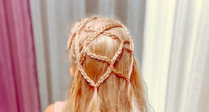 Косички на распущенные волосы. Тренды в прическах