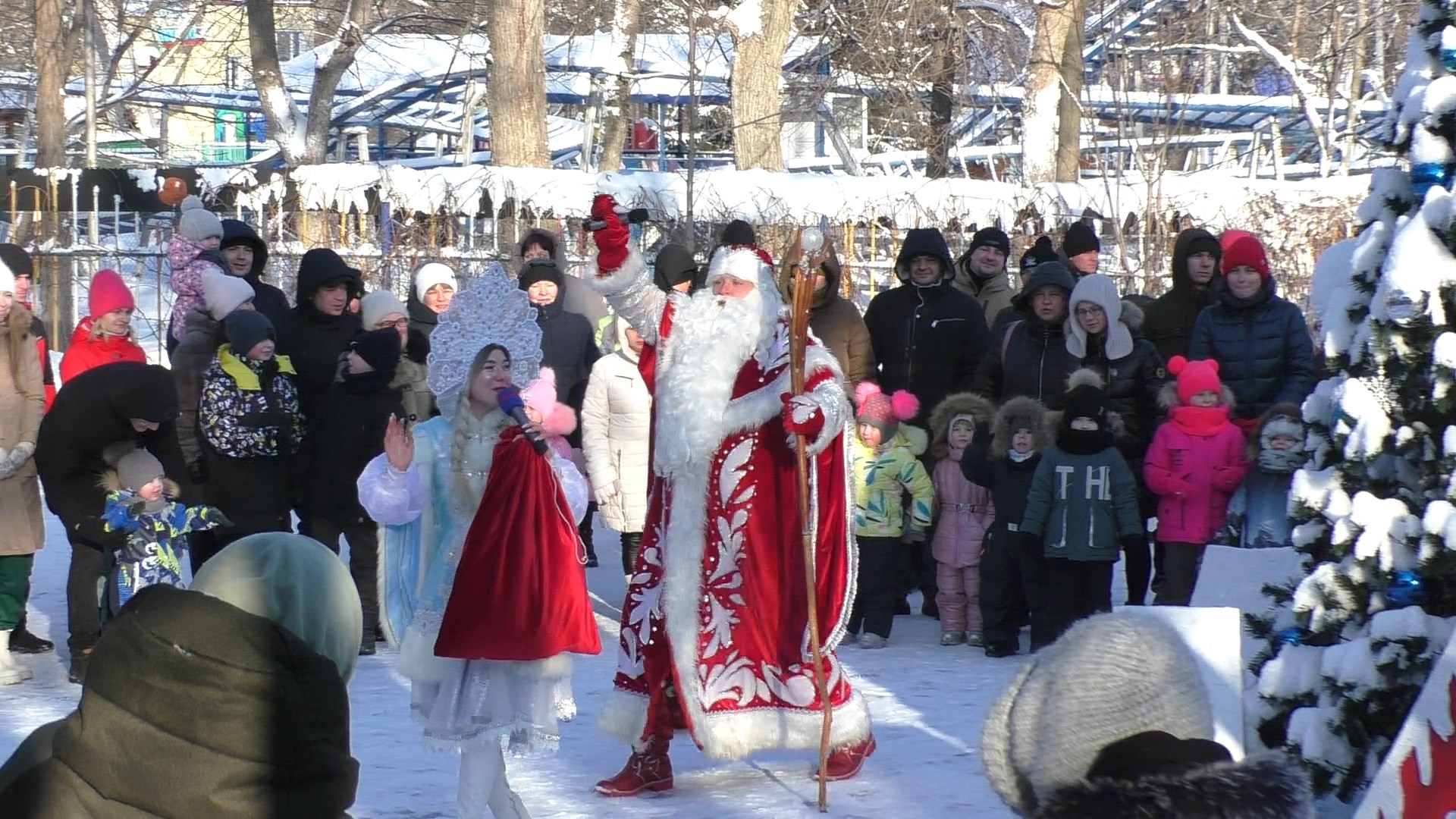 Кузнечане и гости города отметили Рождество в городском парке. смотреть онлайн