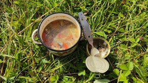 Походная кухня или рыбный суп из консервы на углях костра