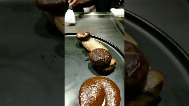 Шеф повар готовит красиво