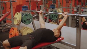 240 жим штанги лежа широким классическим хватом