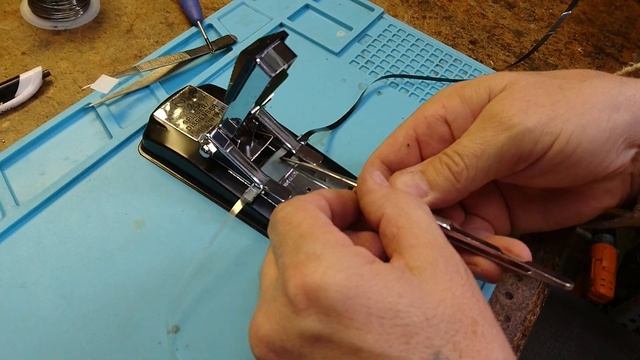 Склеивание  магнитной ленты кассеты