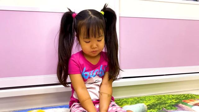 Сюрприз в коробке. Приключения Милаши и Мамы. Появился новый питомец! Milasha Show смотреть онлайн