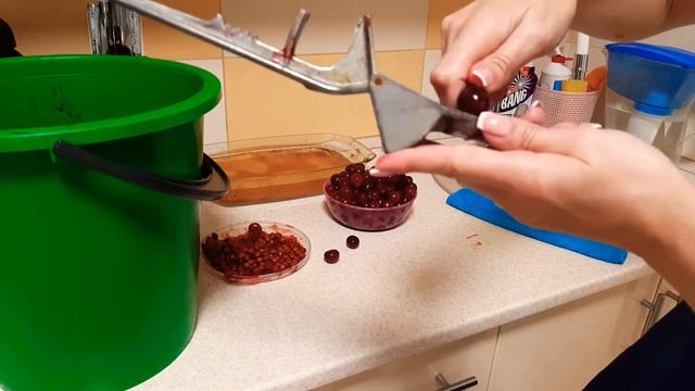 Как быстро очистить вишню от косточек. Лайфхак смотреть онлайн