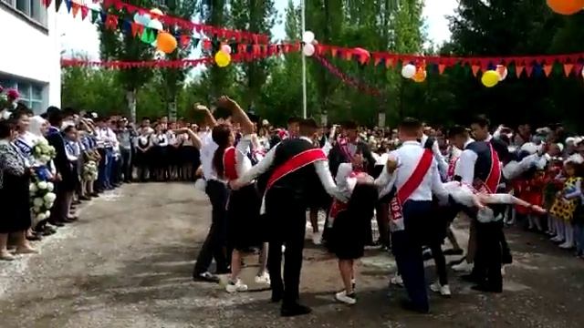 Выпускники2019.Выпускной вальс..Кулук-Добо.Школа А.Жоробекова смотреть онлайн