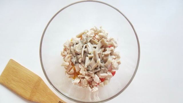 Салат Фантазия с крабовыми палочками