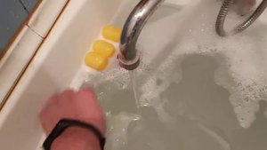 Струя воды оказывается держит симметричные предметы))