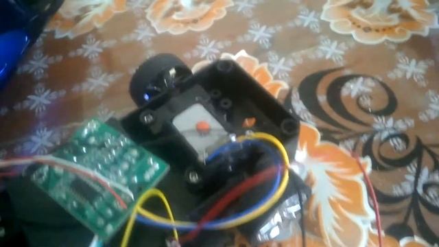 Машинка на батарейки от телефона смотреть онлайн