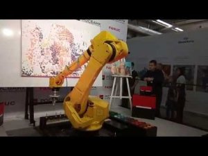 Японский робот-манипулятор рисует картину