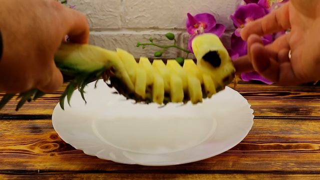 Нарезка ананаса на праздничный стол быстро, красиво и просто! Как разрезать АНАНАС!  Нарезка фрукто
