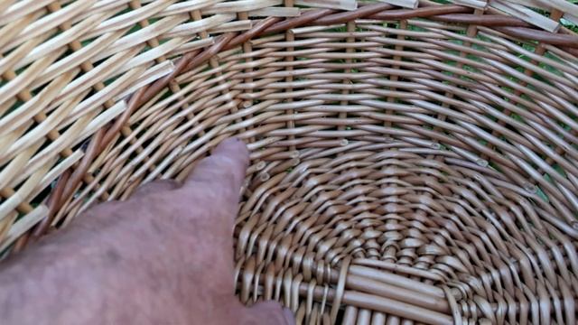 Ответ на вопрос. 4 дополнительные стойки  - основы стенки корзины. Плетение корзины из лозы.