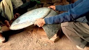 Большая железная сковорода, сделанная 74-летним кузнецом с удивительным мастерством