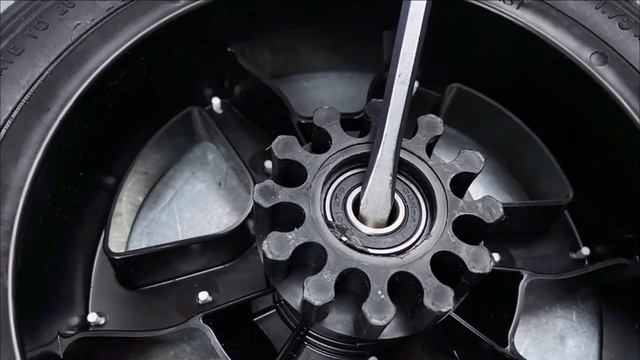 Ремонт колеса коляски Adamex - замена подшипников и фиксатора.