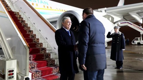 Президент Казахстана Касым-Жомарт Токаев прибыл с ...том в Москву на переговоры с Владимиром Путиным
