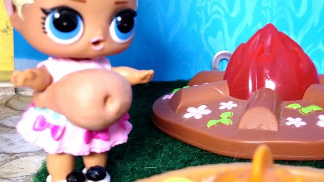 СПРЯТАЛИСЬ ОТ ПРИВИВКИ В ФОНТАНЕ!?? Малыши ЛОЛ СЮРПРИЗ в детском садике смешные куклы МУЛЬТИКИ