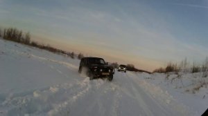 УАЗ Патриот, Нива, Хонда ЦРВ по снегу с настом глубиной ~ 30 см плюс парни прикалываются