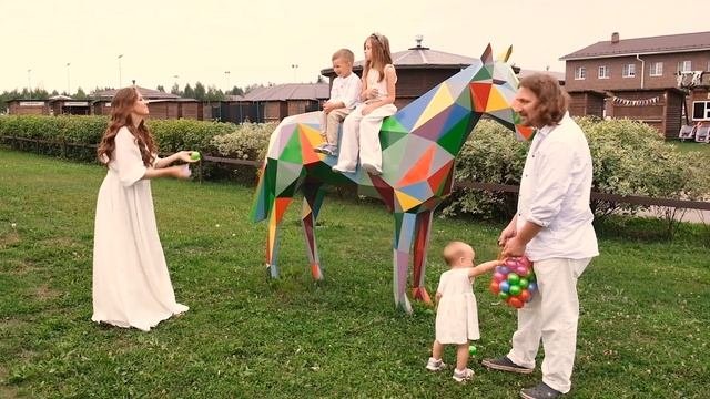 Полигональная парковая скульптура лошади с графити из металла