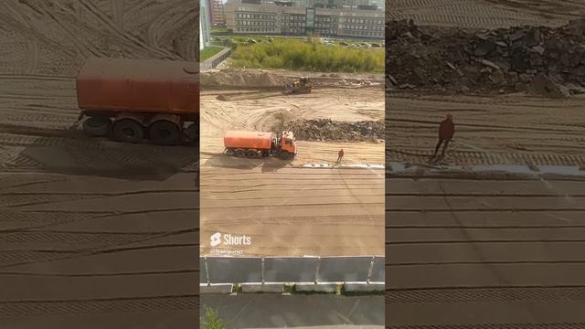 Приехала машина поливалка на стройку #Shorts