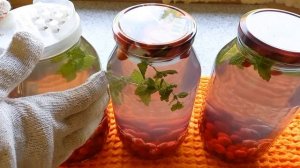 Компот на зиму из любых ягод и фруктов. Без варки и пастеризации, долго стоит.